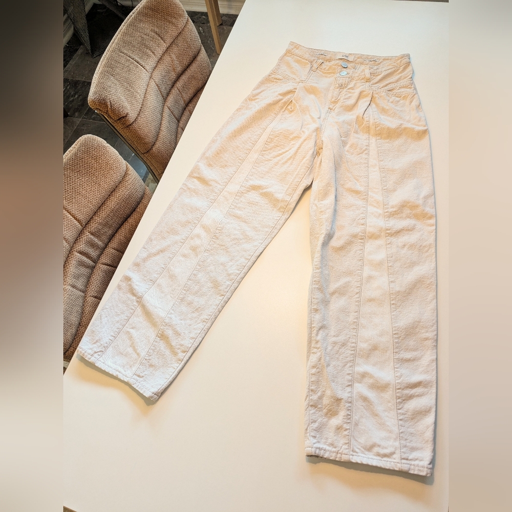 CLOSED "X-Cite Asymmetrical Jeans" Criss Cross Size 28 in Ecru (cream)